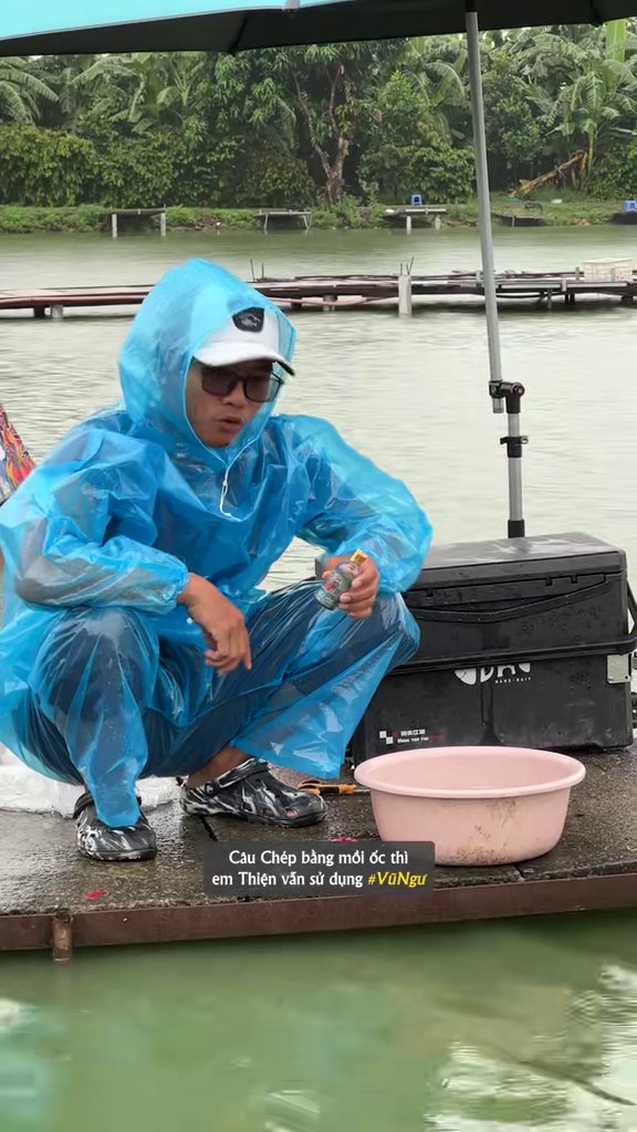 Cao Thiện pha mồi ốc với Vũ Ngư giữa trời mưa - Cao Thiện chơi lớn bao hồ Bảo Uyên 5 triệu: đội mưa câu 13 con chép, 37 cân