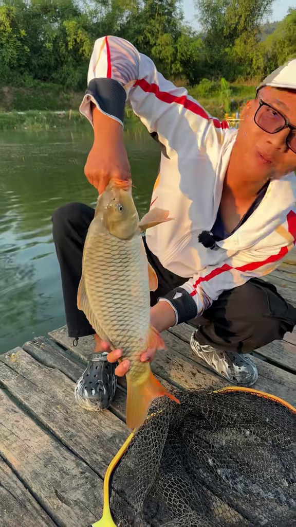 Cao Thiện khoe con chép ốc đầu tiên, "mượt biết" - câu chép ốc với Vũ Ngư