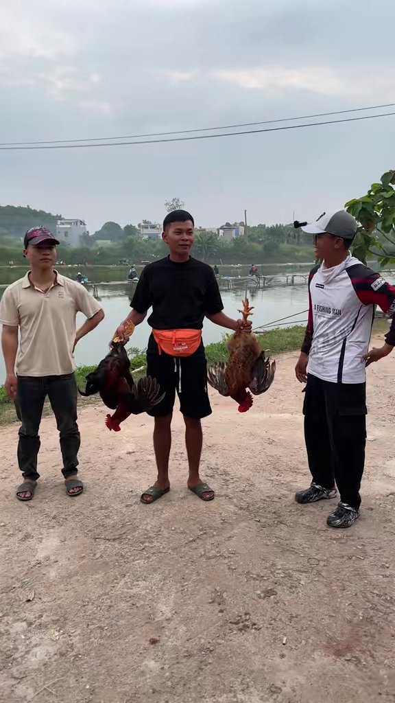Cao Thiện (phải) nhận giải gà nhiều cá nhất - Hồ Núi Căng (Hưng Yên) ngày nào cũng bồi cá: Cao Thiện mang gà về, bán cá hơn 1 triệu