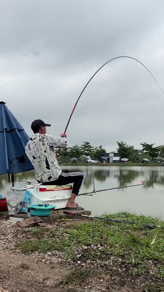 Cá cắn, cần Huyết Ảnh cong vút - Hồ Sơn Hải (Hoài Đức): Năng Tính đội mưa săn trắm đen, nhận thách thức của chủ hồ