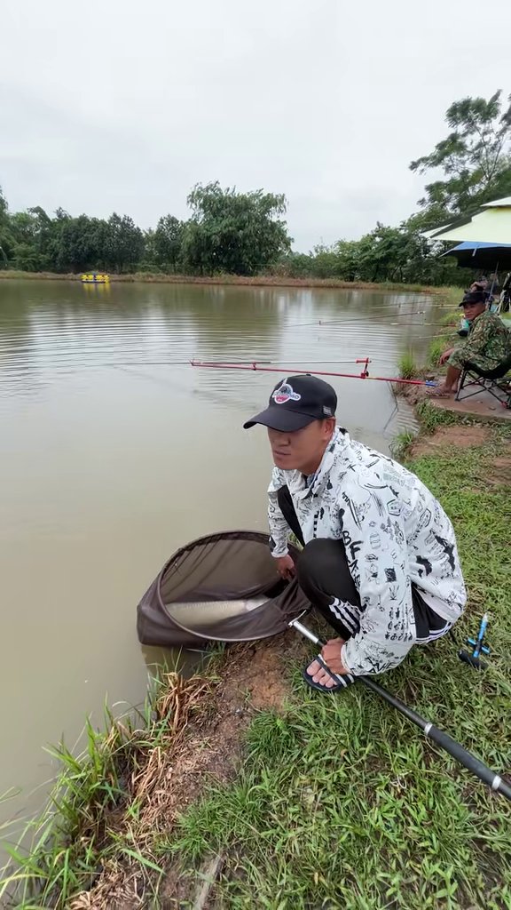 Năng Tính đưa cá vào vợt - Hồ Sơn Hải (Hoài Đức): Năng Tính đội mưa săn trắm đen, nhận thách thức của chủ hồ