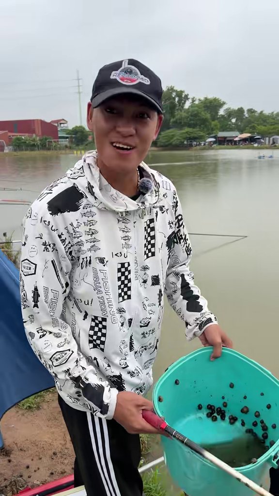Năng Tính bên xô ốc sắp cạn - Hồ Sơn Hải (Hoài Đức): Năng Tính đội mưa săn trắm đen, nhận thách thức của chủ hồ