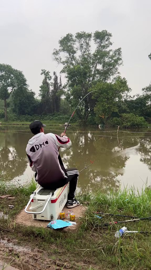 Cá cắn, cần cong vút - Kèo trắm đen căng đét: Huân Fishing và Năng Tính, ai thắng?