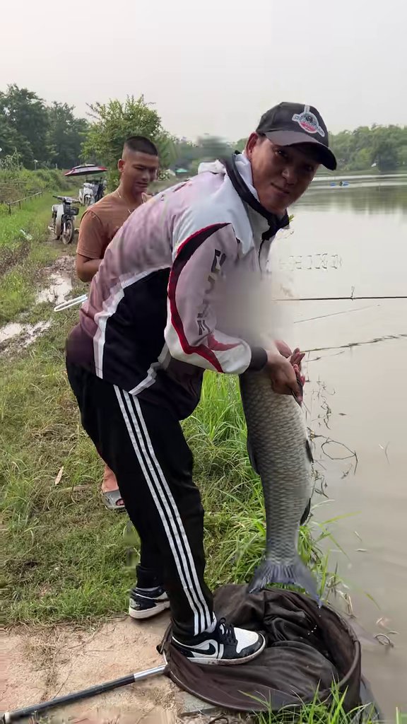 Năng Tính khoe con trắm đen vừa lên bờ - Kèo trắm đen căng đét: Huân Fishing và Năng Tính, ai thắng?