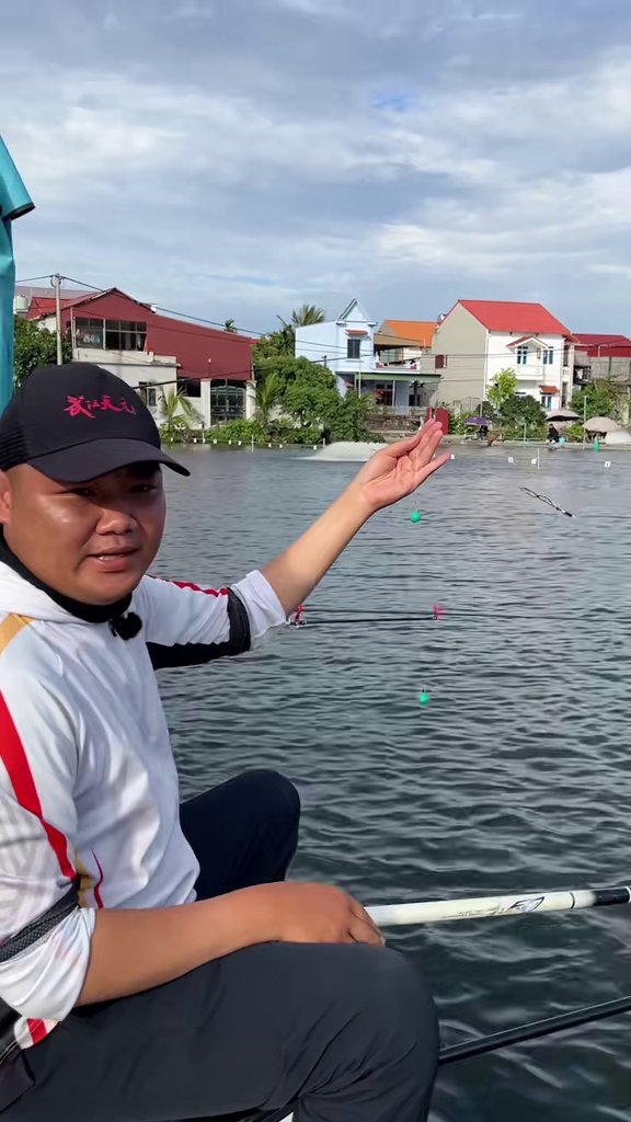 Huân Fishing chỉ ổ câu trên hồ Đồng Bình - Săn trắm đen hồ Đồng Bình (Hải Dương): lạc đường 2 tiếng, Huân Fishing chạm 9 bắt 7
